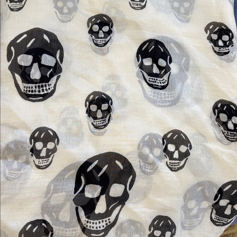 Alexander McQueen White and Black Skull Scarf - Picture 6 of 8